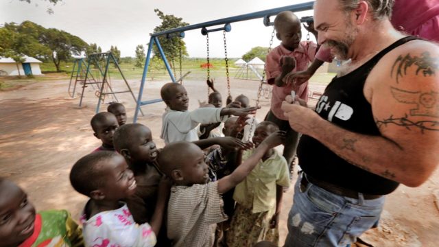 Sam Childers, el exnarcotraficante que dedica su vida a rescatar niños en Sudán