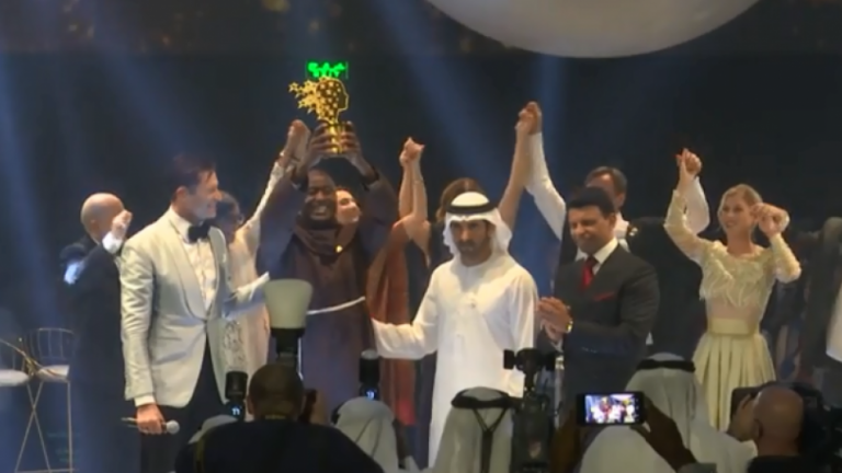 Maestro cristiano de Kenia que da su salario a los estudiantes pobres, gana premio mundial de $1 millón