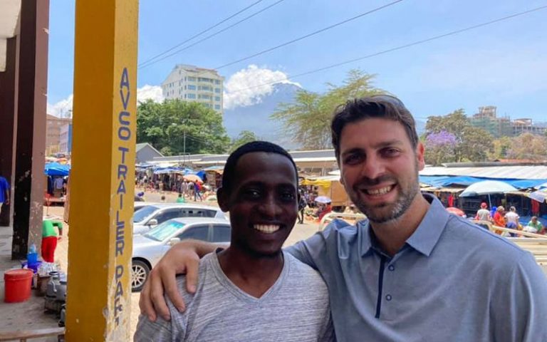 INTÉRPRETE MUSULMÁN SE RINDE A JESÚS DESPUÉS DE AYUDAR A EVANGELISTA A PREDICAR