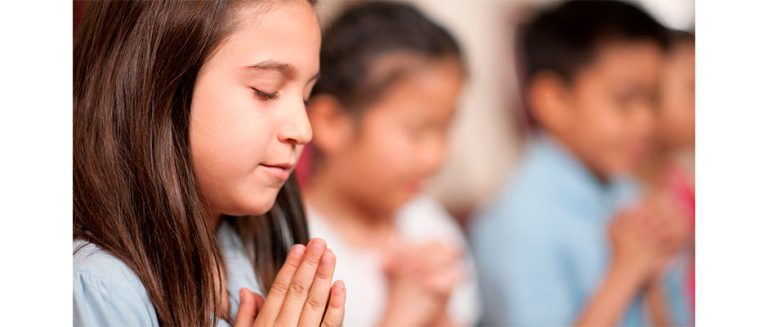 Alcalde de Nueva York admite que retirar oración de las escuelas fue un error